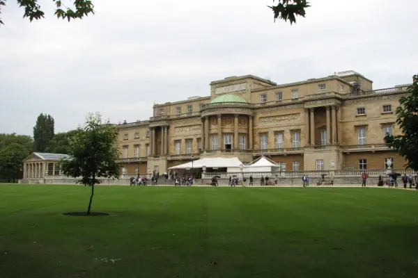 Serene lake view at Buckingham Palace gardens