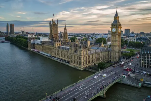 Iconic view of the Palace of Westminster and Elizabeth Tower against a clear London sky.