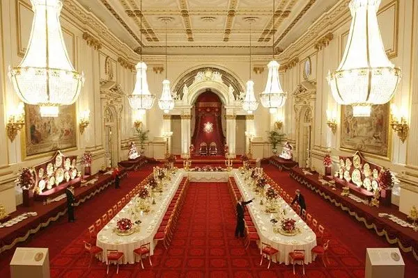 Grand chandelier in the Buckingham Palace State Rooms